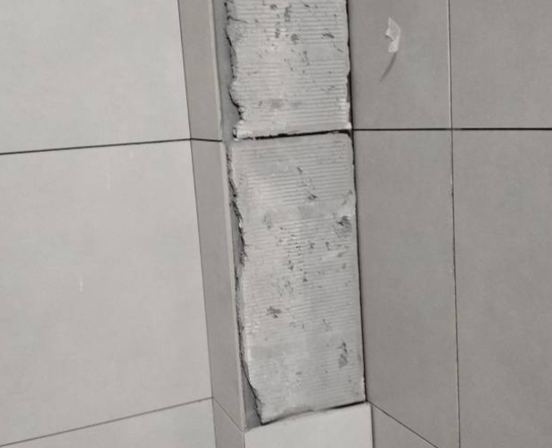 高平瓷砖空鼓维修公司分享下瓷砖施工前基层浇水润湿程度不足，可能导致以下问题